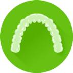 Clear aligner orthodontic treatment. Traitement à l'aide de coquilles transparentes ClearCorrect ou Invisalign en orthodontie. 